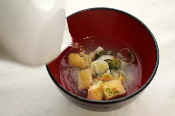 「【みそ汁はずっとこれがいい】「油揚げ・長ネギ・青のりのみそ玉」作ってみた！お湯注いで30秒で磯の香り♪」の画像