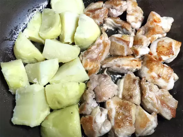 「【志麻さんレシピ】カリッと焼いた鶏の皮と脂を吸ったねっとりポテトが美味♡シンプルな「ソテー」に挑戦！」の画像