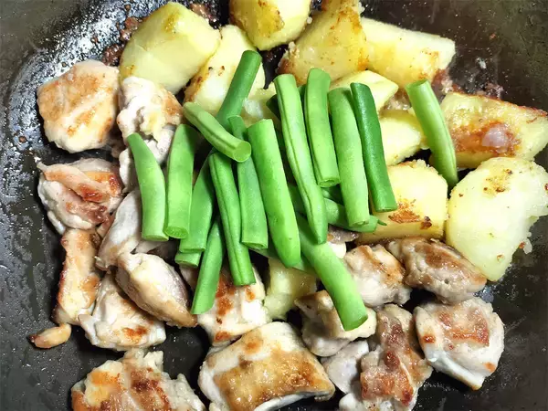 「【志麻さんレシピ】カリッと焼いた鶏の皮と脂を吸ったねっとりポテトが美味♡シンプルな「ソテー」に挑戦！」の画像