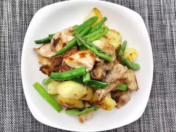 「【志麻さんレシピ】カリッと焼いた鶏の皮と脂を吸ったねっとりポテトが美味♡シンプルな「ソテー」に挑戦！」の画像