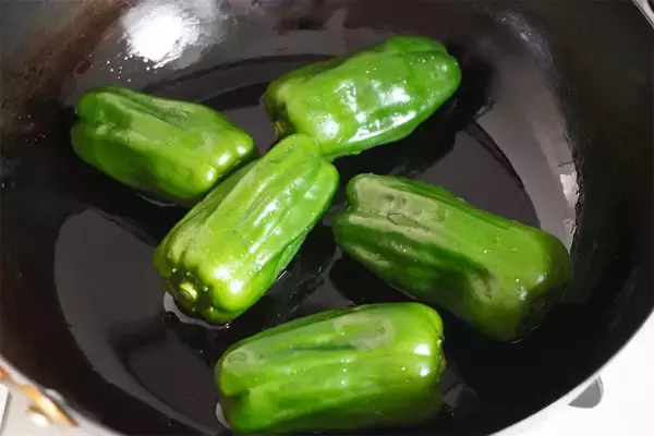 「【えっ種もヘタも取らないの!?】ピーマン丸ごと「おかか炒め」にしてみた！出来たて即食が極上♪【農家直伝】」の画像