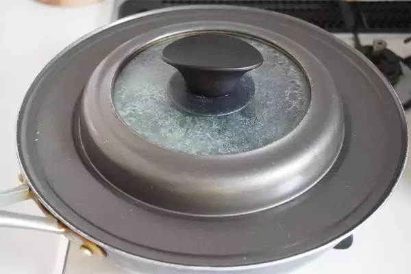 「【えっ種もヘタも取らないの!?】ピーマン丸ごと「おかか炒め」にしてみた！出来たて即食が極上♪【農家直伝】」の画像