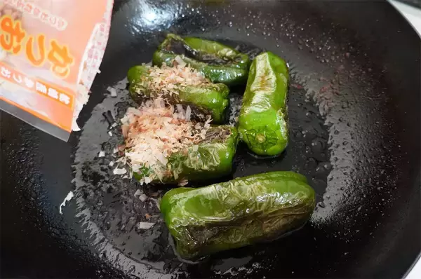 「【えっ種もヘタも取らないの!?】ピーマン丸ごと「おかか炒め」にしてみた！出来たて即食が極上♪【農家直伝】」の画像
