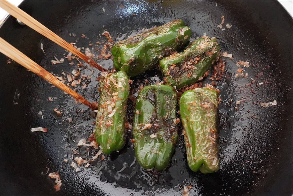 【えっ種もヘタも取らないの!?】ピーマン丸ごと「おかか炒め」にしてみた！出来たて即食が極上♪【農家直伝】