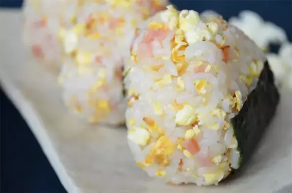 「【腸活できるおむすび】なんとポップコーン入りの「ベーコンおむすび」作ってみた♪食べ応えスゴッ【企業公式】」の画像