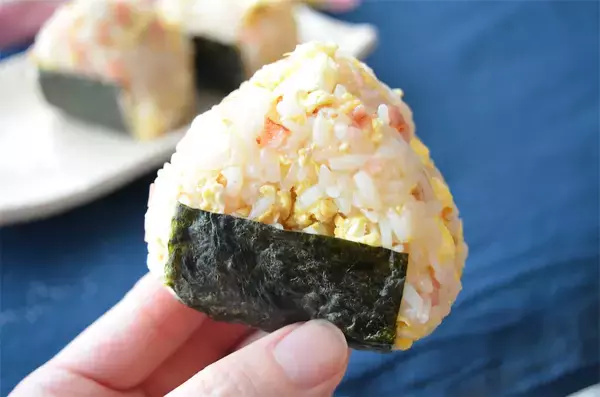 「【腸活できるおむすび】なんとポップコーン入りの「ベーコンおむすび」作ってみた♪食べ応えスゴッ【企業公式】」の画像