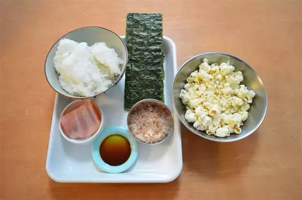 「【腸活できるおむすび】なんとポップコーン入りの「ベーコンおむすび」作ってみた♪食べ応えスゴッ【企業公式】」の画像