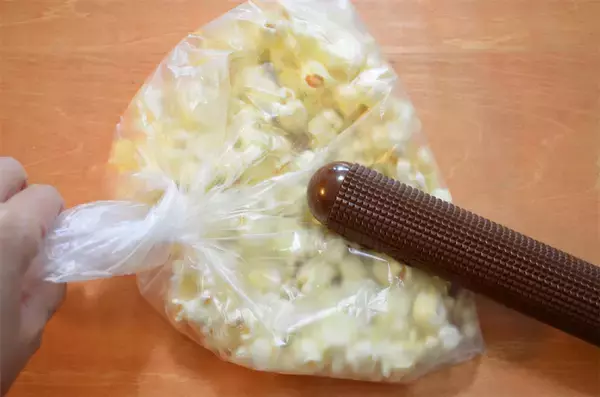 「【腸活できるおむすび】なんとポップコーン入りの「ベーコンおむすび」作ってみた♪食べ応えスゴッ【企業公式】」の画像