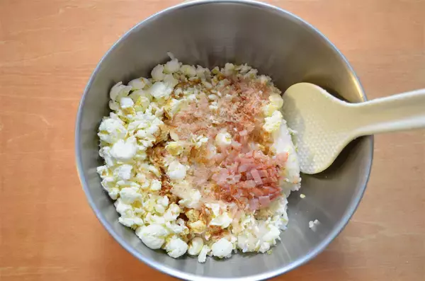 「【腸活できるおむすび】なんとポップコーン入りの「ベーコンおむすび」作ってみた♪食べ応えスゴッ【企業公式】」の画像