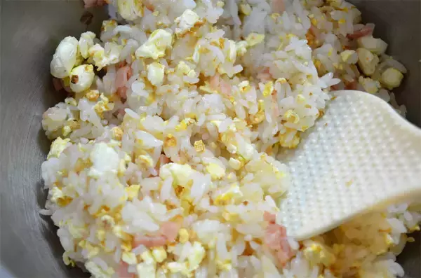 「【腸活できるおむすび】なんとポップコーン入りの「ベーコンおむすび」作ってみた♪食べ応えスゴッ【企業公式】」の画像