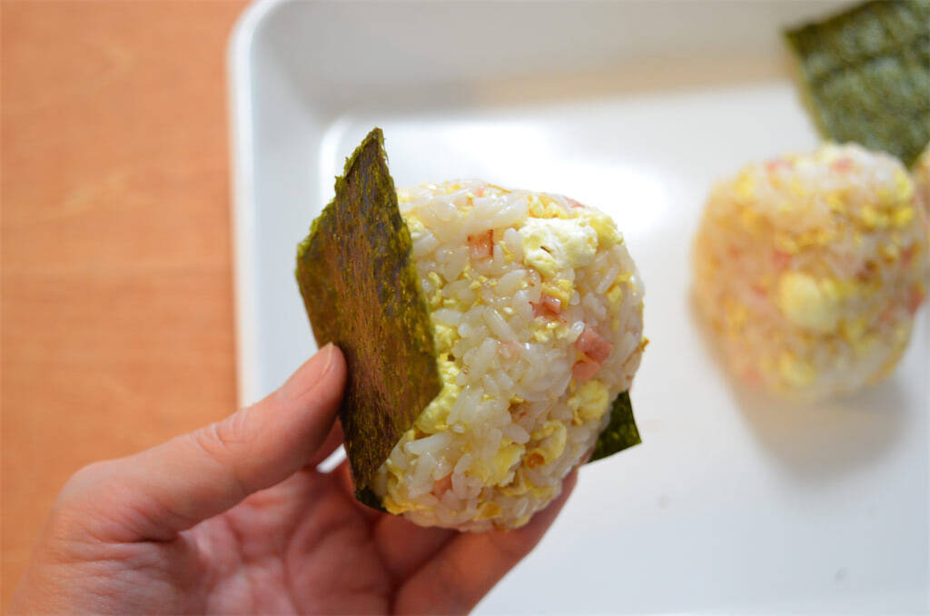 【腸活できるおむすび】なんとポップコーン入りの「ベーコンおむすび」作ってみた♪食べ応えスゴッ【企業公式】