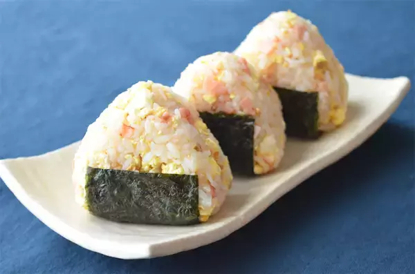 「【腸活できるおむすび】なんとポップコーン入りの「ベーコンおむすび」作ってみた♪食べ応えスゴッ【企業公式】」の画像