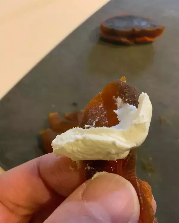 「【好きな人にはぶっ刺さる】自家製干し柿を●●●に合わせてみた！わが家の小学生も激ハマリ♪【Ayumiの漫画】」の画像