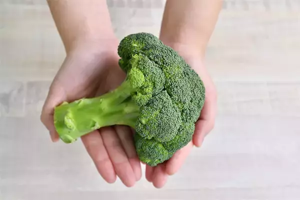 「【ひと手間で激変】ブロッコリーをシチューに入れるなら…別茹で！食感と彩りが劇的ランクアップ♪【青髪のテツ】」の画像