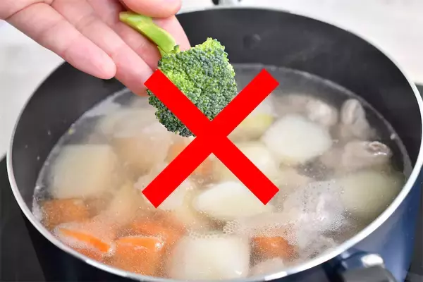 「【ひと手間で激変】ブロッコリーをシチューに入れるなら…別茹で！食感と彩りが劇的ランクアップ♪【青髪のテツ】」の画像