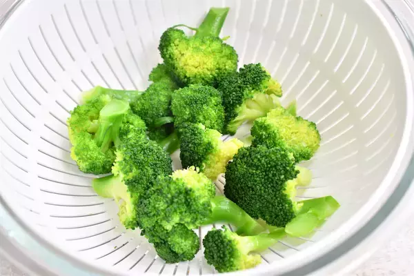 「【ひと手間で激変】ブロッコリーをシチューに入れるなら…別茹で！食感と彩りが劇的ランクアップ♪【青髪のテツ】」の画像