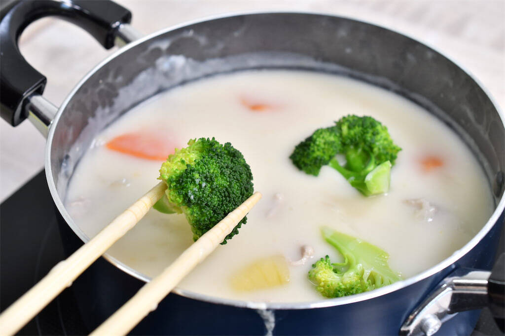 【ひと手間で激変】ブロッコリーをシチューに入れるなら…別茹で！食感と彩りが劇的ランクアップ♪【青髪のテツ】