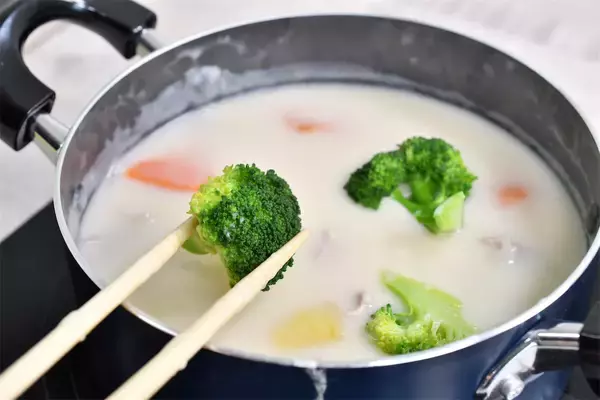 「【ひと手間で激変】ブロッコリーをシチューに入れるなら…別茹で！食感と彩りが劇的ランクアップ♪【青髪のテツ】」の画像