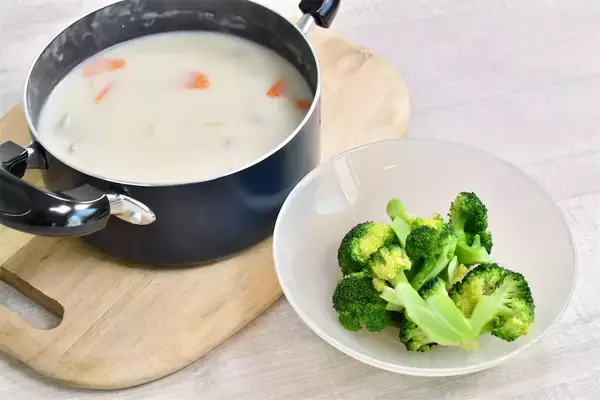 「【ひと手間で激変】ブロッコリーをシチューに入れるなら…別茹で！食感と彩りが劇的ランクアップ♪【青髪のテツ】」の画像