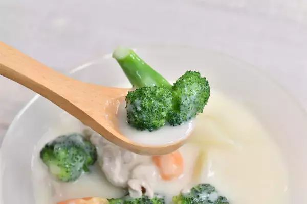 「【ひと手間で激変】ブロッコリーをシチューに入れるなら…別茹で！食感と彩りが劇的ランクアップ♪【青髪のテツ】」の画像