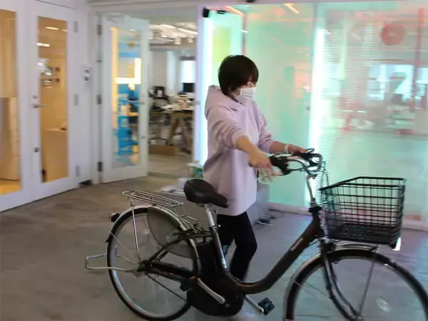 「急な坂道も“押し歩き専用スイッチ”でラクラク♪パナソニックの電動アシスト自転車「ViVi」を試し押ししてみた！」の画像