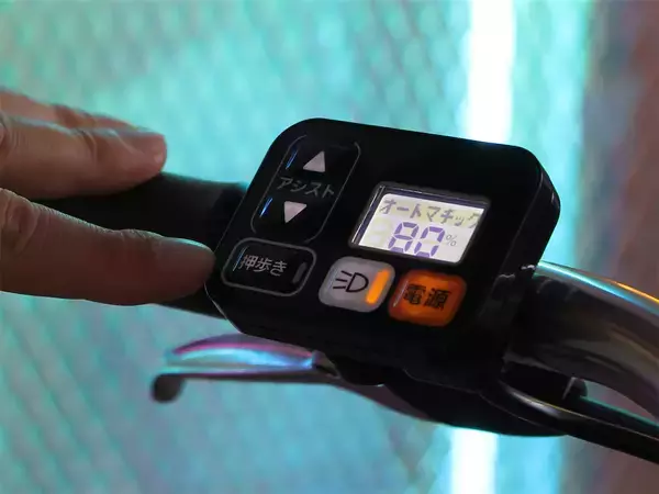 「急な坂道も“押し歩き専用スイッチ”でラクラク♪パナソニックの電動アシスト自転車「ViVi」を試し押ししてみた！」の画像