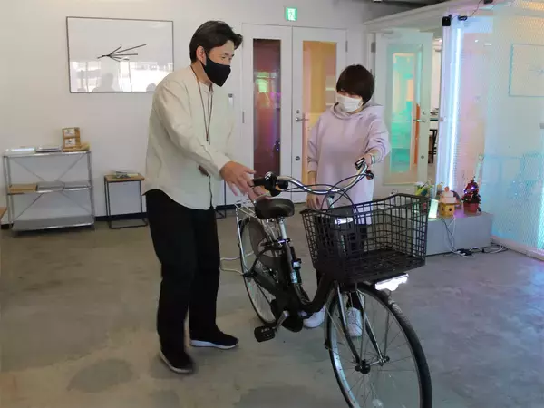 「急な坂道も“押し歩き専用スイッチ”でラクラク♪パナソニックの電動アシスト自転車「ViVi」を試し押ししてみた！」の画像