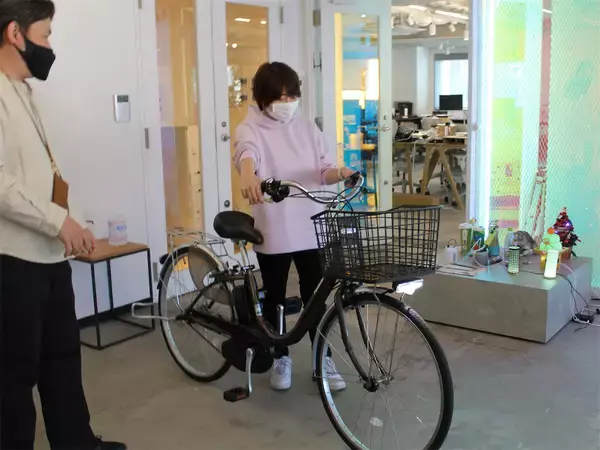 「急な坂道も“押し歩き専用スイッチ”でラクラク♪パナソニックの電動アシスト自転車「ViVi」を試し押ししてみた！」の画像