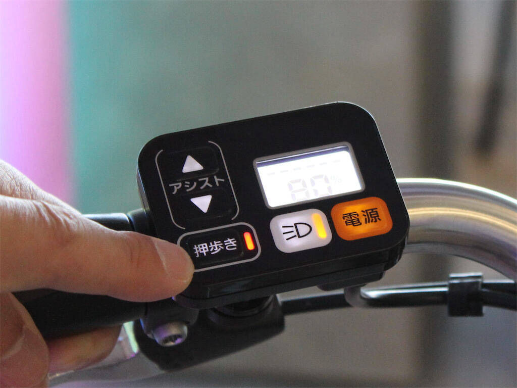 急な坂道も“押し歩き専用スイッチ”でラクラク♪パナソニックの電動アシスト自転車「ViVi」を試し押ししてみた！