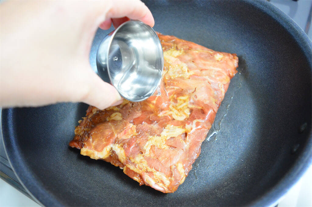 【忙しい日の救世主アイテム】豚肉漬けて下味冷凍…そのまま焼いたら絶品「炭火焼き風豚丼」が完成した件