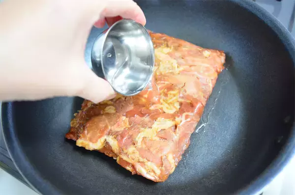 「【忙しい日の救世主アイテム】豚肉漬けて下味冷凍…そのまま焼いたら絶品「炭火焼き風豚丼」が完成した件」の画像