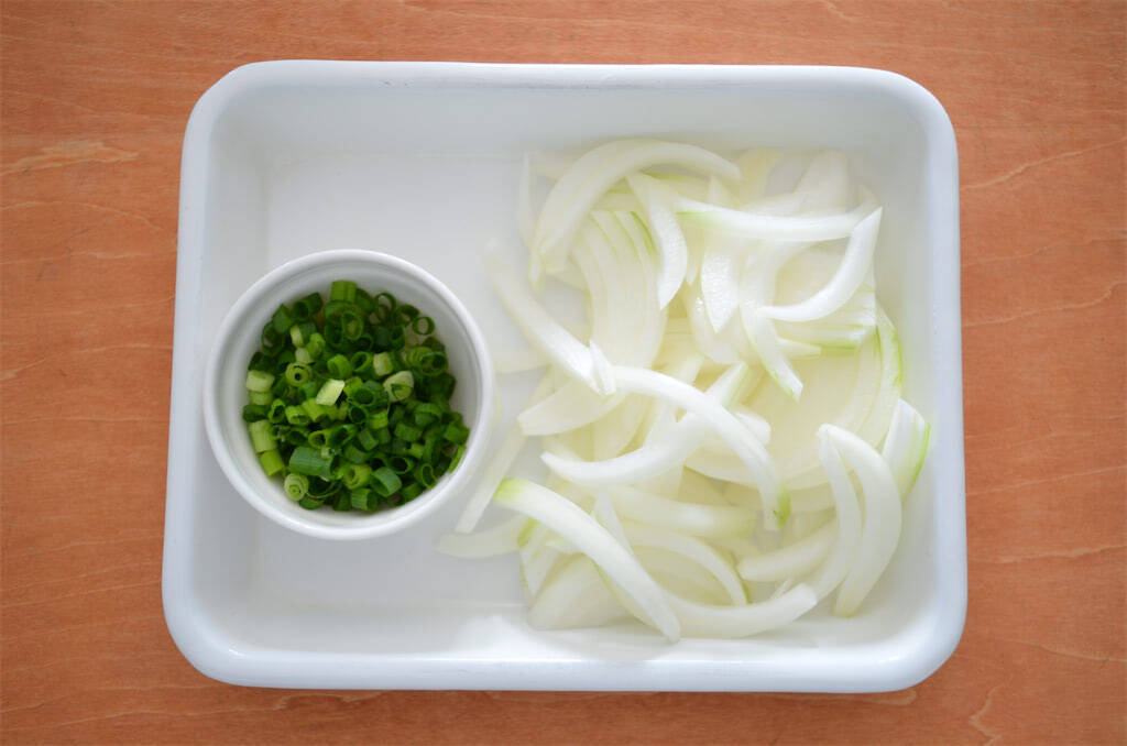 【忙しい日の救世主アイテム】豚肉漬けて下味冷凍…そのまま焼いたら絶品「炭火焼き風豚丼」が完成した件