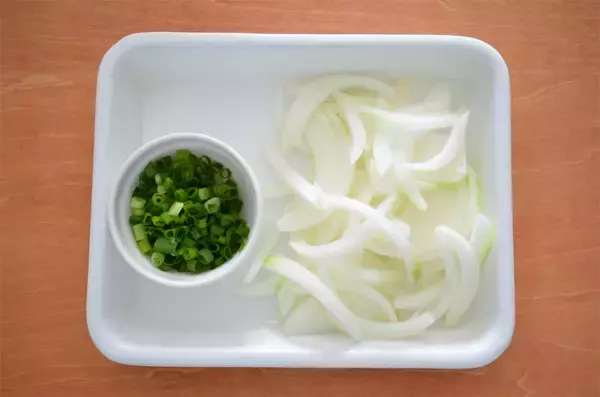 「【忙しい日の救世主アイテム】豚肉漬けて下味冷凍…そのまま焼いたら絶品「炭火焼き風豚丼」が完成した件」の画像