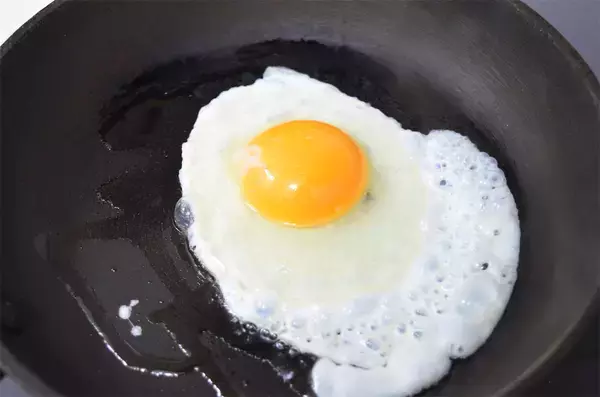 「【忙しい日の救世主アイテム】豚肉漬けて下味冷凍…そのまま焼いたら絶品「炭火焼き風豚丼」が完成した件」の画像