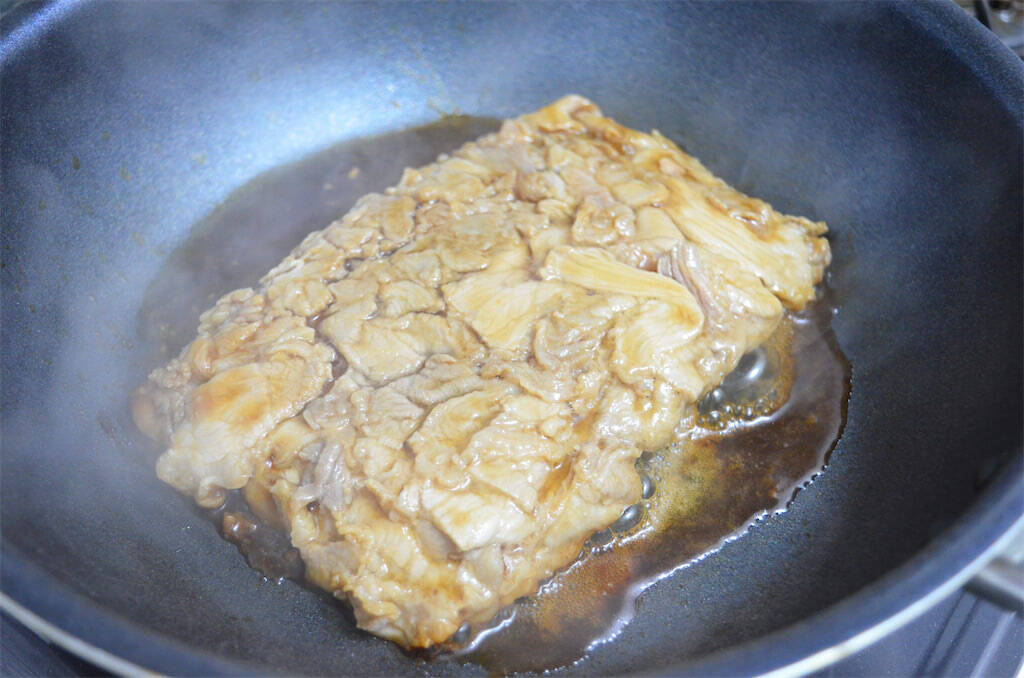 【忙しい日の救世主アイテム】豚肉漬けて下味冷凍…そのまま焼いたら絶品「炭火焼き風豚丼」が完成した件