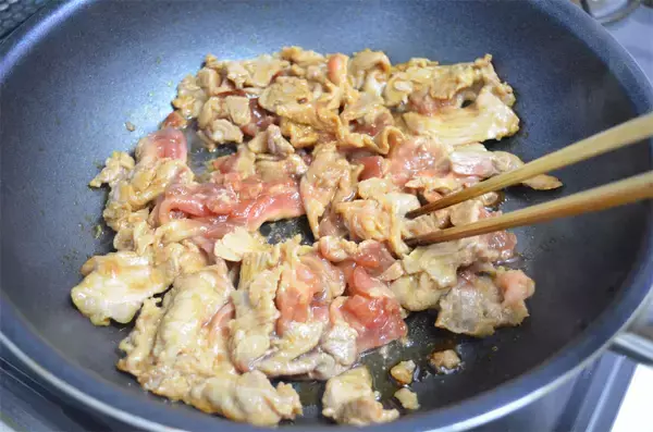 「【忙しい日の救世主アイテム】豚肉漬けて下味冷凍…そのまま焼いたら絶品「炭火焼き風豚丼」が完成した件」の画像