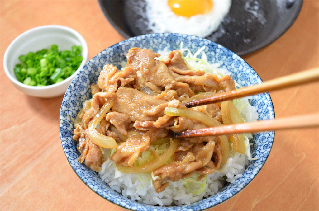 【忙しい日の救世主アイテム】豚肉漬けて下味冷凍…そのまま焼いたら絶品「炭火焼き風豚丼」が完成した件