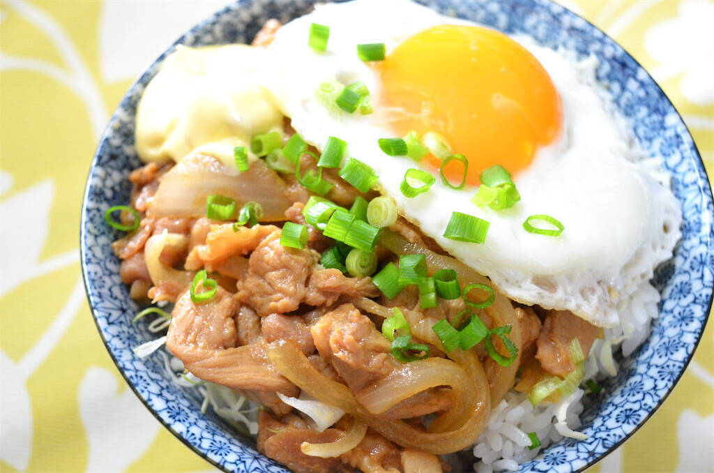 【忙しい日の救世主アイテム】豚肉漬けて下味冷凍…そのまま焼いたら絶品「炭火焼き風豚丼」が完成した件