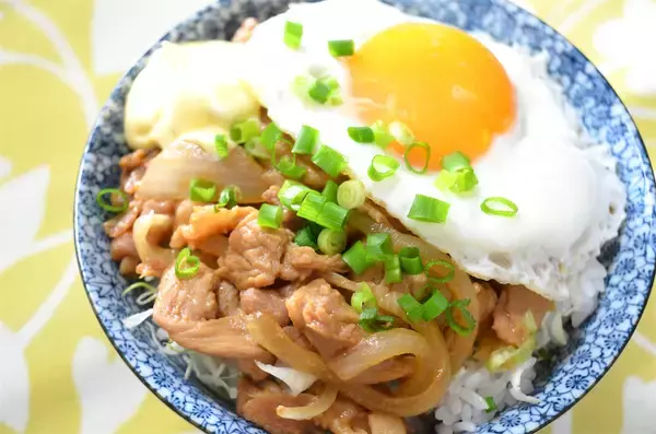 「【忙しい日の救世主アイテム】豚肉漬けて下味冷凍…そのまま焼いたら絶品「炭火焼き風豚丼」が完成した件」の画像