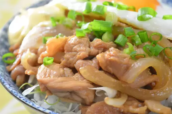 「【忙しい日の救世主アイテム】豚肉漬けて下味冷凍…そのまま焼いたら絶品「炭火焼き風豚丼」が完成した件」の画像