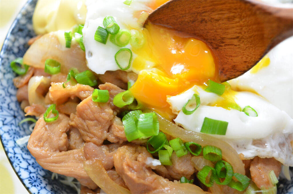 【忙しい日の救世主アイテム】豚肉漬けて下味冷凍…そのまま焼いたら絶品「炭火焼き風豚丼」が完成した件