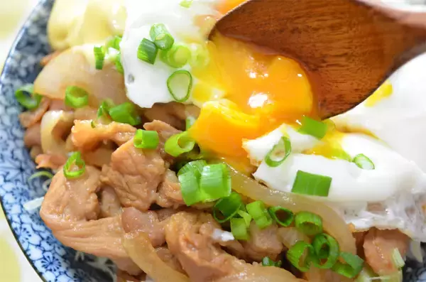 「【忙しい日の救世主アイテム】豚肉漬けて下味冷凍…そのまま焼いたら絶品「炭火焼き風豚丼」が完成した件」の画像