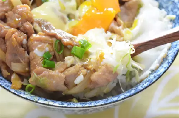 「【忙しい日の救世主アイテム】豚肉漬けて下味冷凍…そのまま焼いたら絶品「炭火焼き風豚丼」が完成した件」の画像