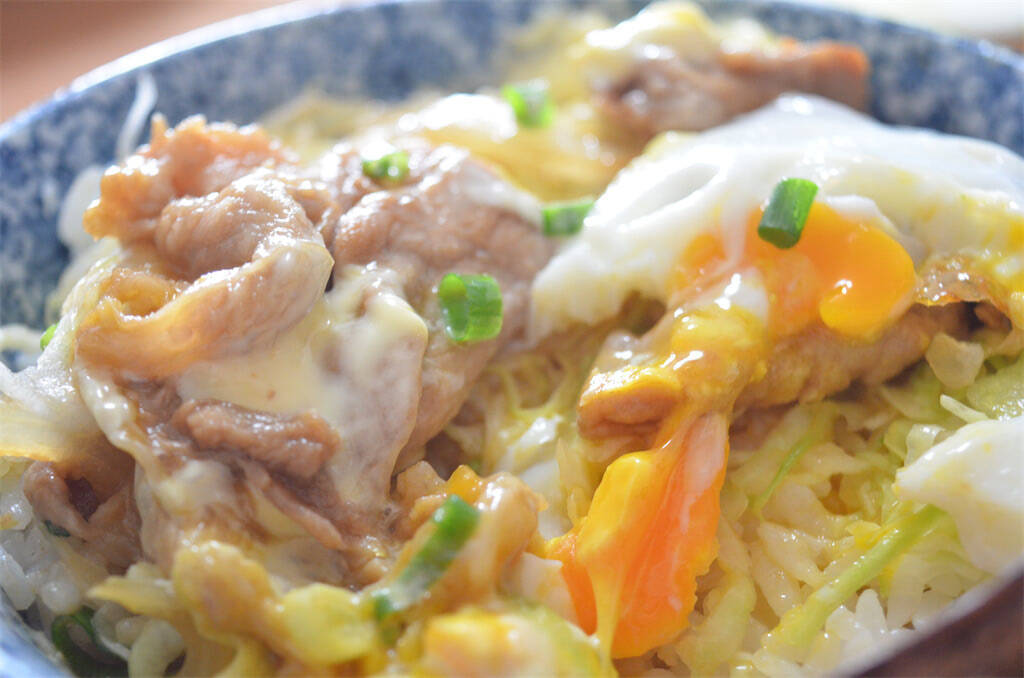 【忙しい日の救世主アイテム】豚肉漬けて下味冷凍…そのまま焼いたら絶品「炭火焼き風豚丼」が完成した件