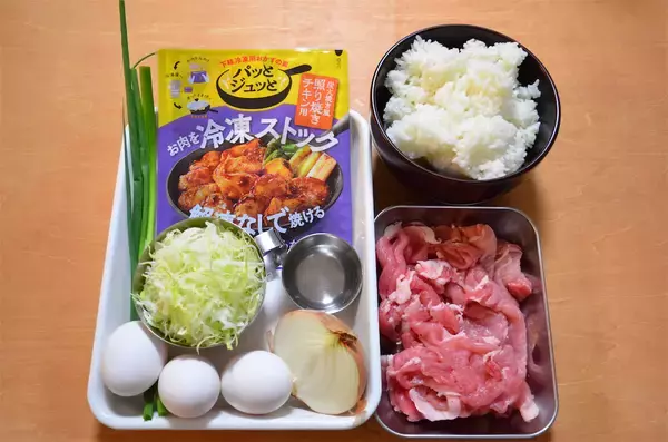 「【忙しい日の救世主アイテム】豚肉漬けて下味冷凍…そのまま焼いたら絶品「炭火焼き風豚丼」が完成した件」の画像