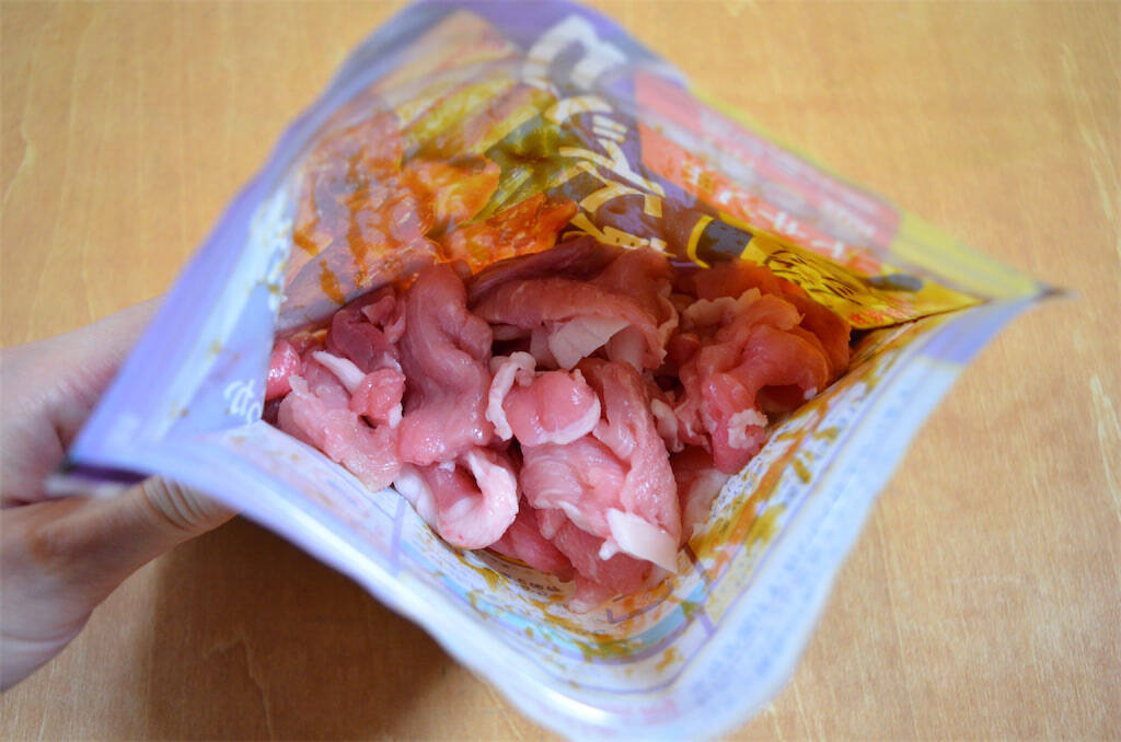 【忙しい日の救世主アイテム】豚肉漬けて下味冷凍…そのまま焼いたら絶品「炭火焼き風豚丼」が完成した件