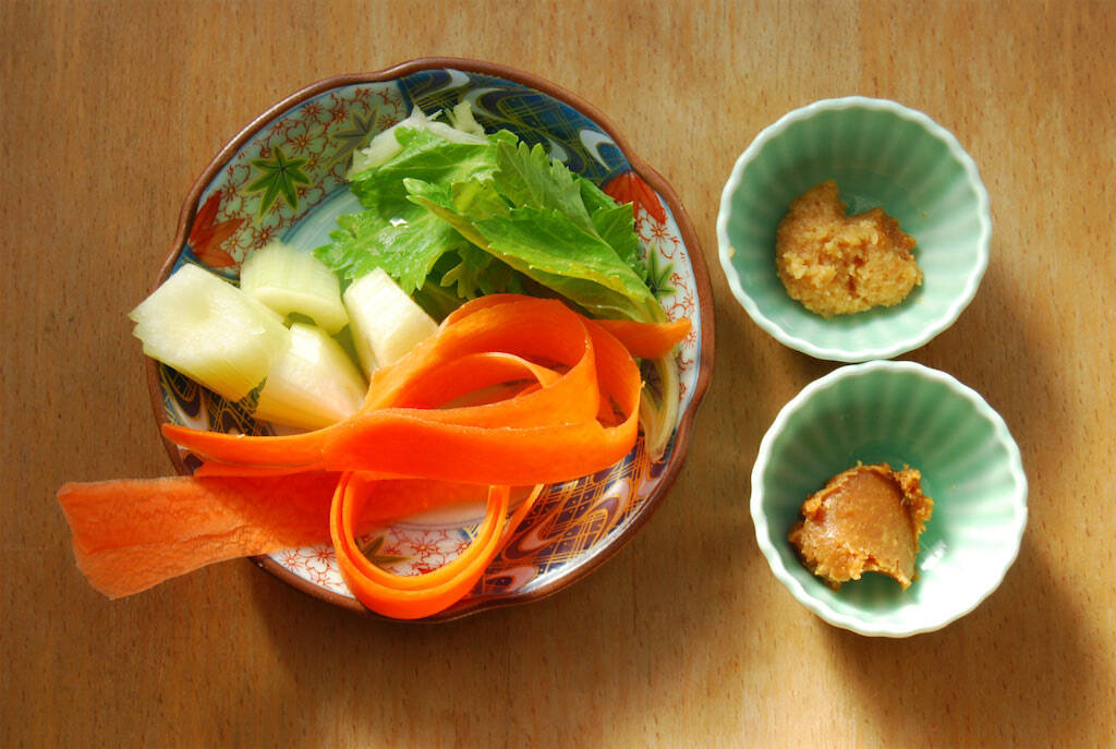 【だし不要】旨味の正体はセロリ！「ヒラヒラにんじんのみそ汁」作ったら滋味深～い♪切り方ひとつで脱マンネリ