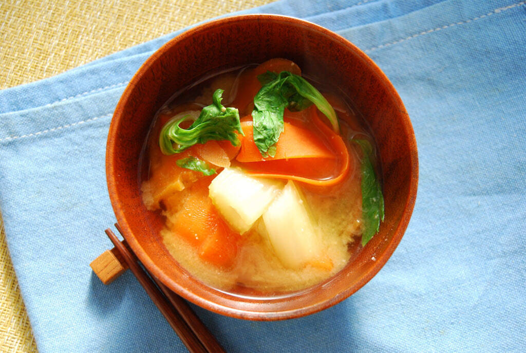 【だし不要】旨味の正体はセロリ！「ヒラヒラにんじんのみそ汁」作ったら滋味深～い♪切り方ひとつで脱マンネリ