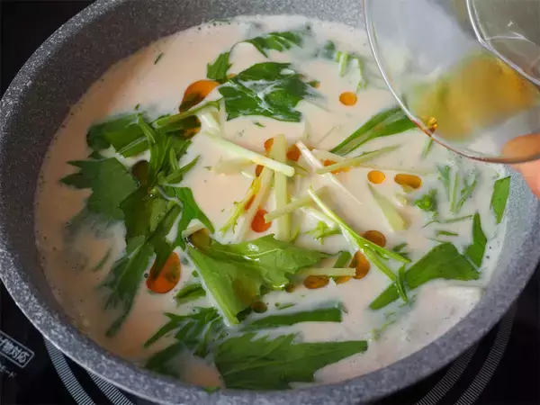 「【えっ！みそ汁に牛乳を？】骨活できる「具だくさんみそ汁」作ってみた！コク深〜い和風チャウダー爆誕♪」の画像