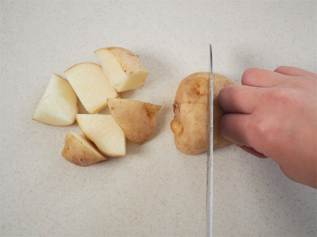 【えっ！みそ汁に牛乳を？】骨活できる「具だくさんみそ汁」作ってみた！コク深〜い和風チャウダー爆誕♪